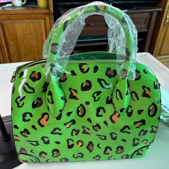 Green Leopard Print Women's Bag with Crossbody Strap and Matching Wallet - Picture 2 of 6